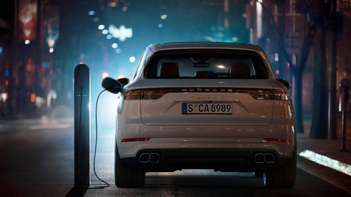 low_cayenne_turbo_s_e_hybrid_2019_porsche_ag