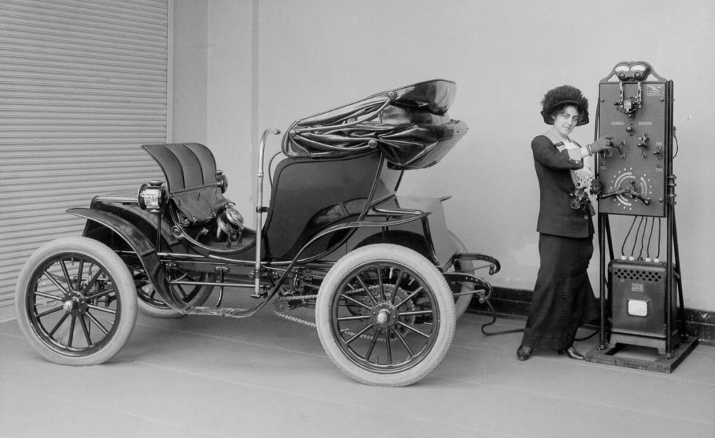 Columbia Mark 68 Victoria – Electric car from 1912, after 20 minutes of charging it could reach 12-15 Km of range