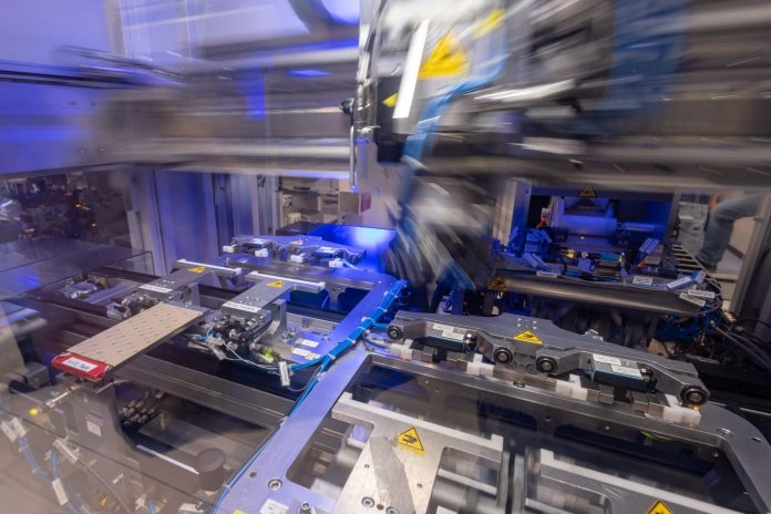 Production of prototypes of future battery cells - Source: BMW