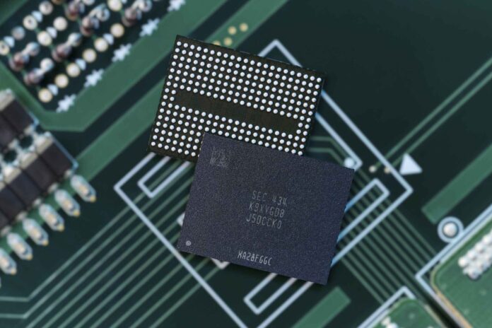 Samsung-Semiconductors-QLC-9th-Generation-V-NAND-chip